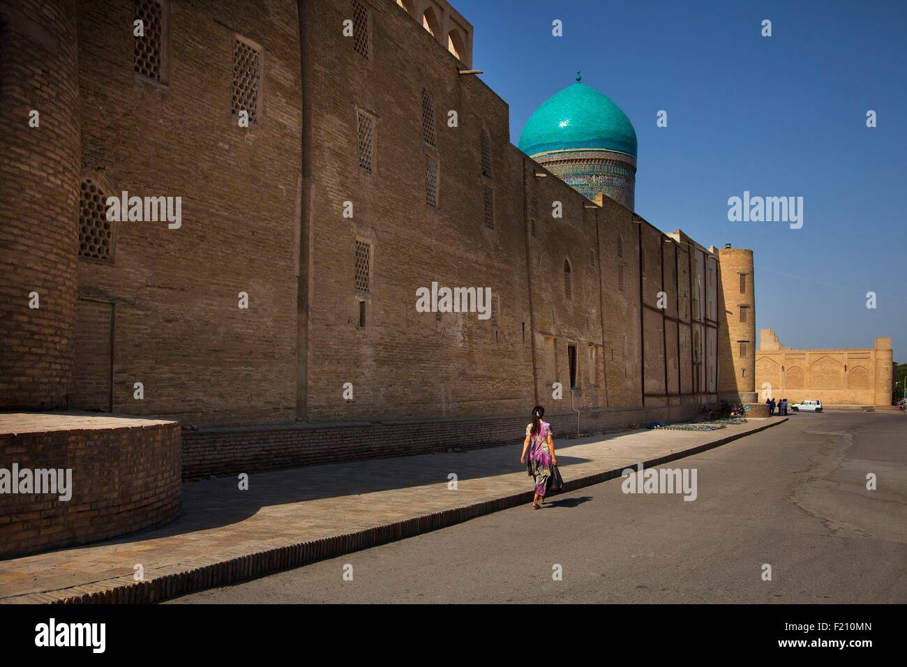 Usbekistan, Buchara, aufgeführt als Weltkulturerbe der UNESCO, Frau zu Fuß Stockfoto