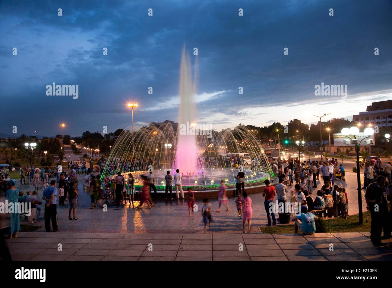 Usbekistan, Samarkanda, Innenstadt von Brunnen in der Abenddämmerung Stockfoto