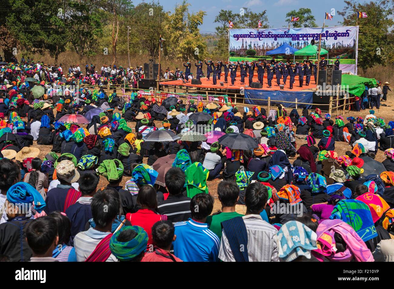 Myanmar (Burma), Shan state, Pao Stamm, Kakku, traditionelle Tanzaufführung während Kakkus Pagode Festival für den Vollmond des Monats Tabaung birmanische Kalender organisiert Stockfoto