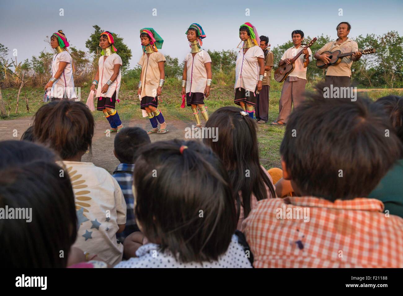 Myanmar (Burma), Kayah-Staat, Kayan Stamm (Padaung), Loikaw Bereich, Kon Ta, Gruppe von Frauen namens Giraffe Frauen für die Öffnung Zeremonie von einem Reisfeld Stockfoto
