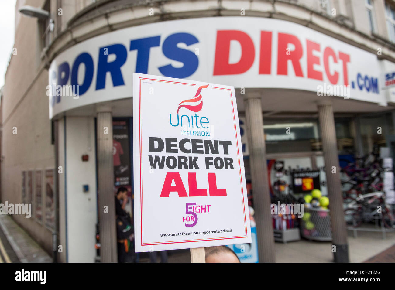 Derby, Großbritannien. 09. Sep 2015. Gewerkschaftsmitglieder zu vereinen, außerhalb des Ladens des Sports Direct im Derby Stadtzentrum zeigen. Vereinen die Union fordern ein Ende, was sie "Victorian" Arbeitsabläufe im Unternehmen nennen. Der Protest ist Teil eines nationalen Tages der Aktion, die in ganz Großbritannien organisiert von der Union außerhalb Sports Direct speichert. Bildnachweis: Mark Harvey/Alamy Live-Nachrichten Stockfoto