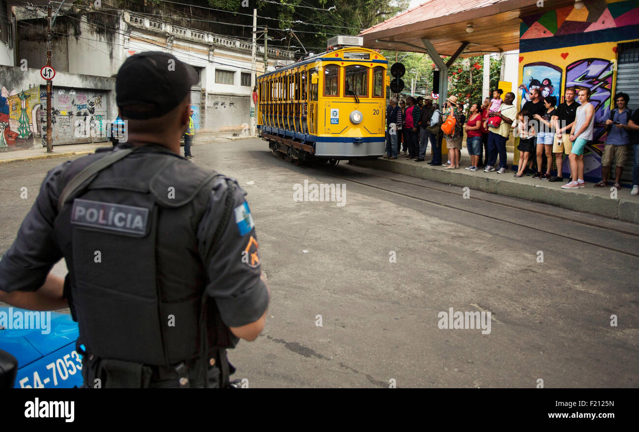 Rio De Janeiro, Brasilien-Juli 27, 2015-A Military Police Agent schützt die Curvelo Station im Künstlerviertel Santa T Stockfoto