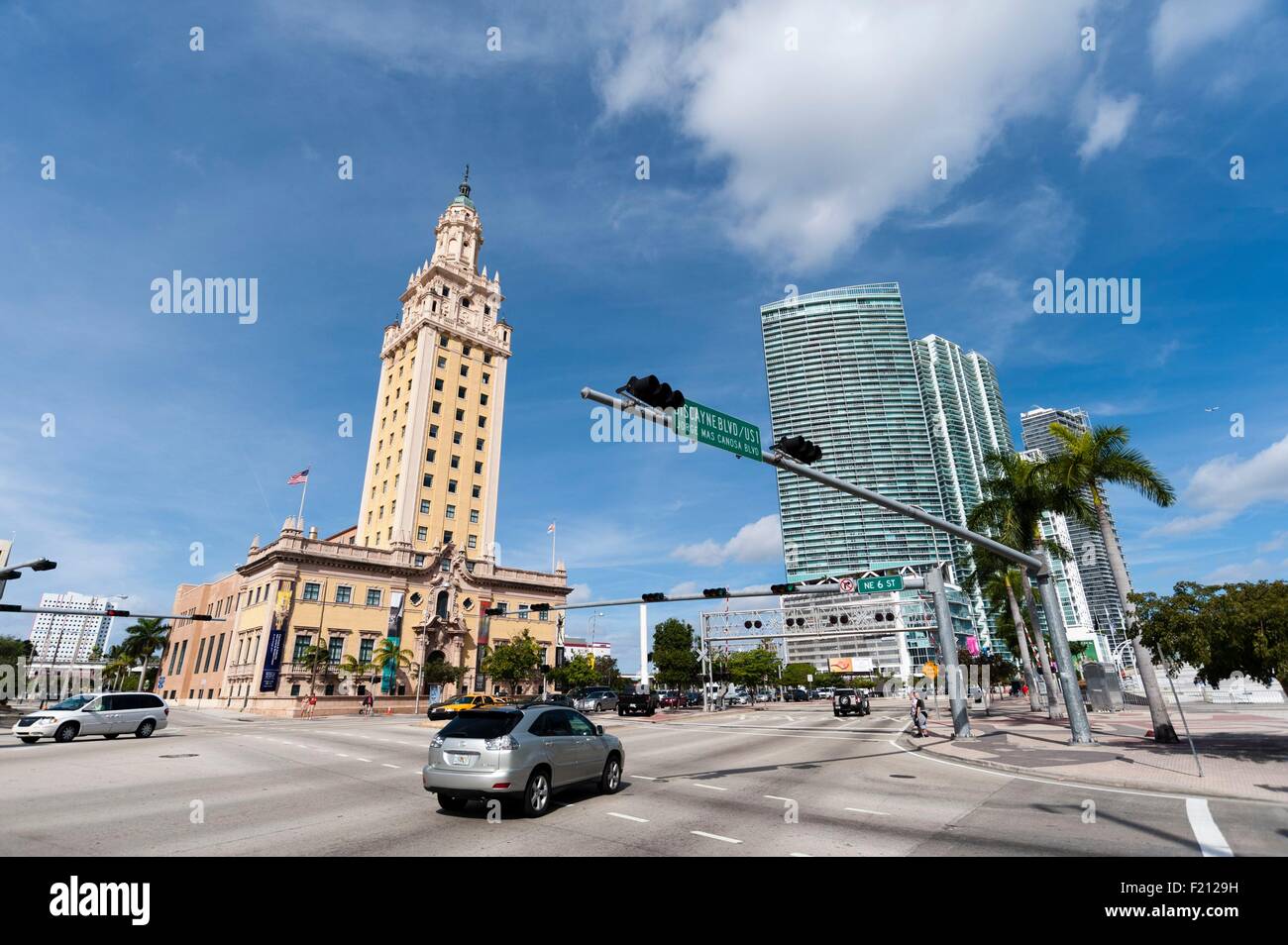 USA, Florida, Miami, Innenstadt, Freedom Tower und modernen Gebäuden auf Biscayne Weg Stockfoto