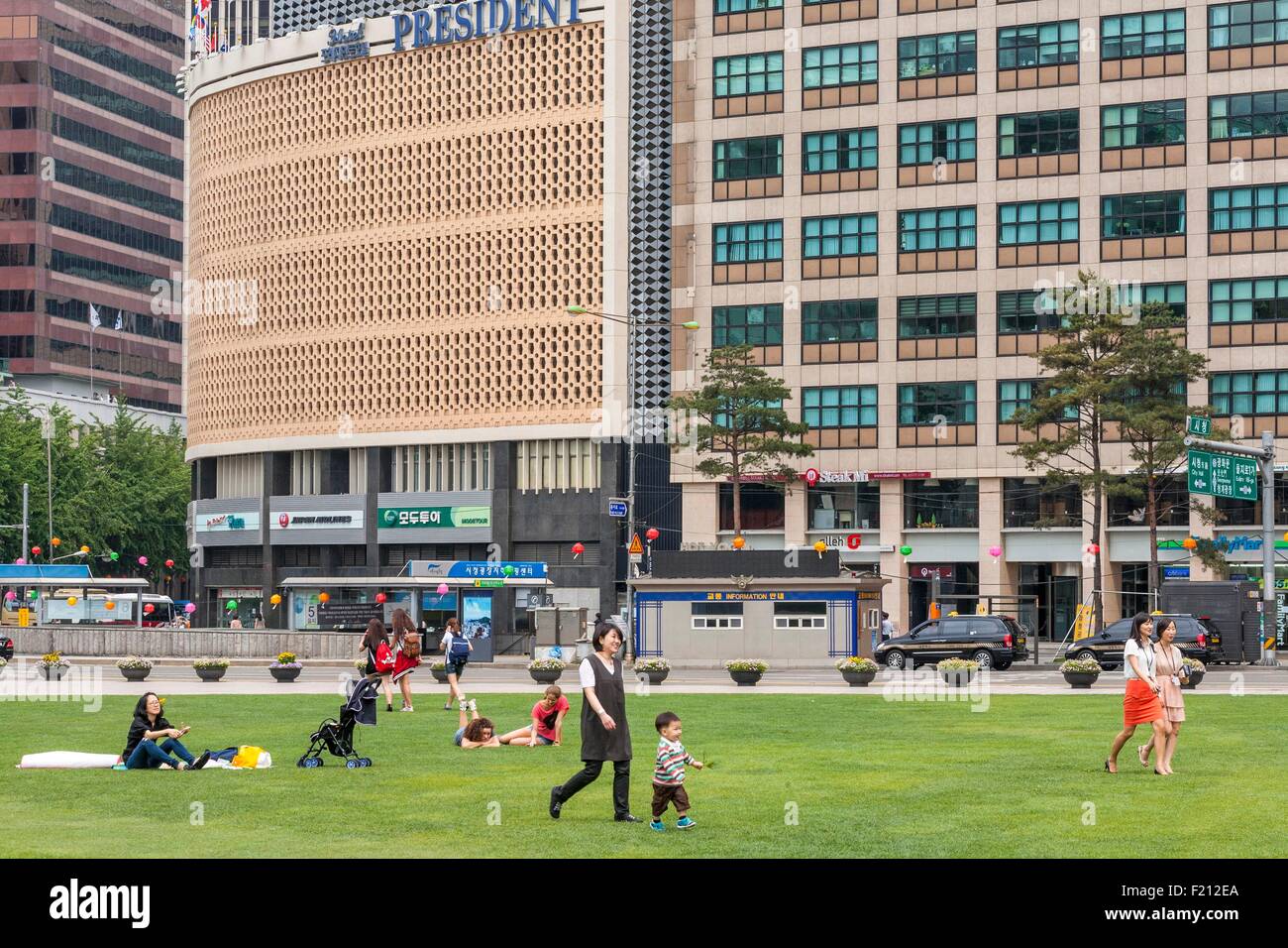 Südkorea, Seoul, Jung-gu, Seoul Plaza, Website des Rathauses mit im Grunde das President Hotel Stockfoto