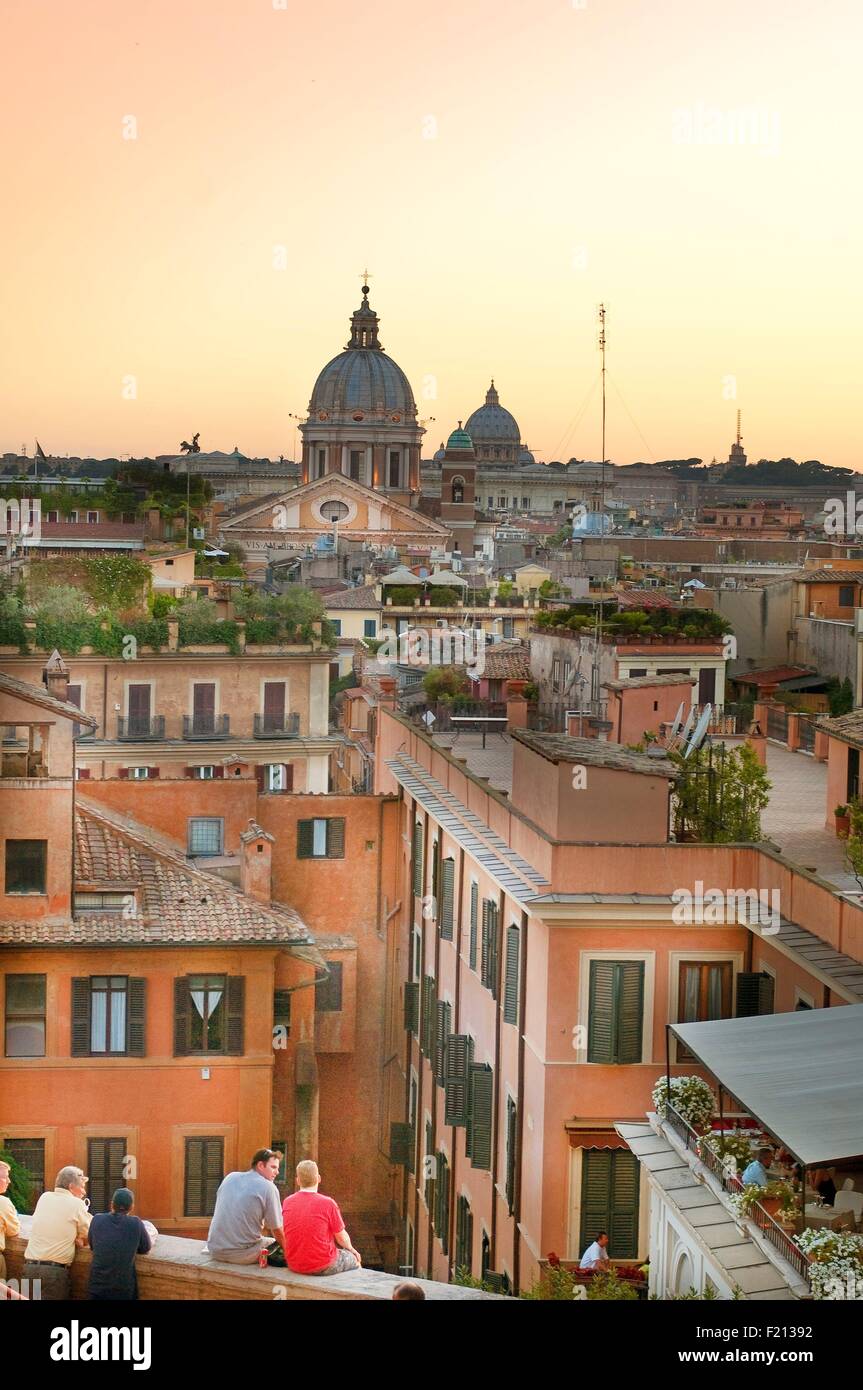 Italien, Latium, Rom, Altstadt als Weltkulturerbe der UNESCO, Panoramablick aufgeführt von Trinitα dei Monti, mit San Carlo al Corso Cupula und Saint Peter Cupula im Hintergrund, Menschen beobachten Sonnenuntergang Stockfoto