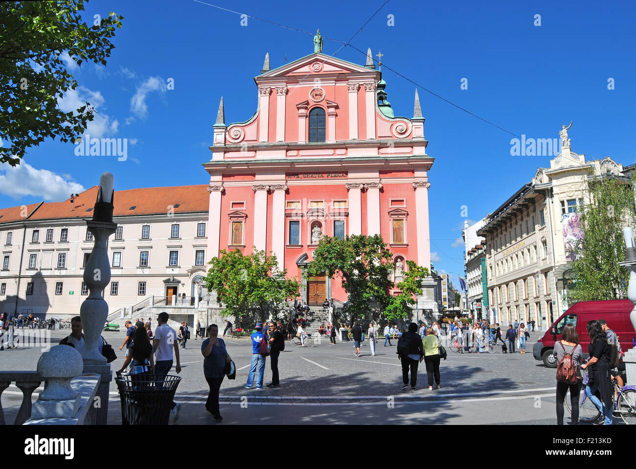 Ljubljana, Slowenien - 7. September 2015 - St. Francis Church und Preseren-Platz an einem sonnigen Tag Stockfoto