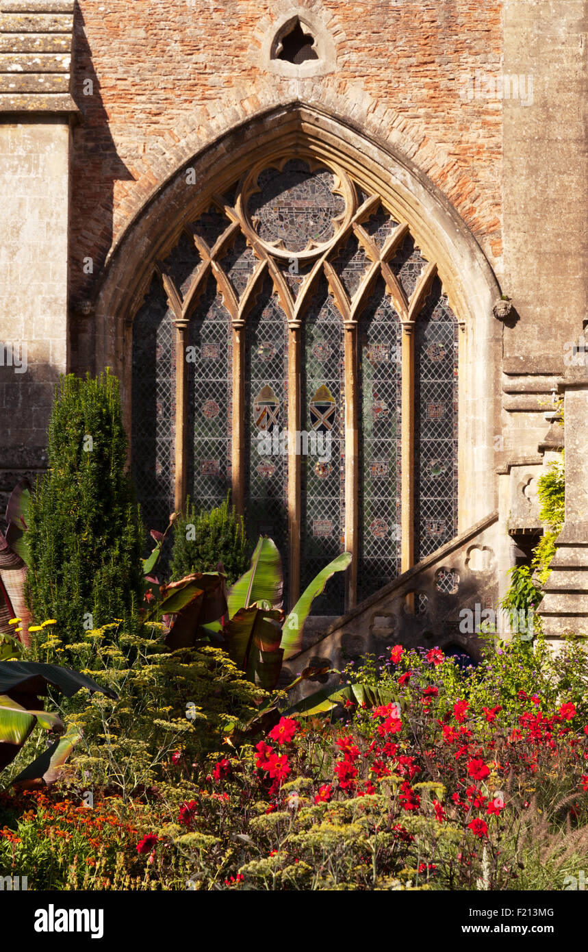 Mittelalterlichen gewölbten Fenster und Garten, Blumen, Garten, mittelalterliche 13. Jahrhundert Bischofspalast, Wells, Somerset UK Stockfoto