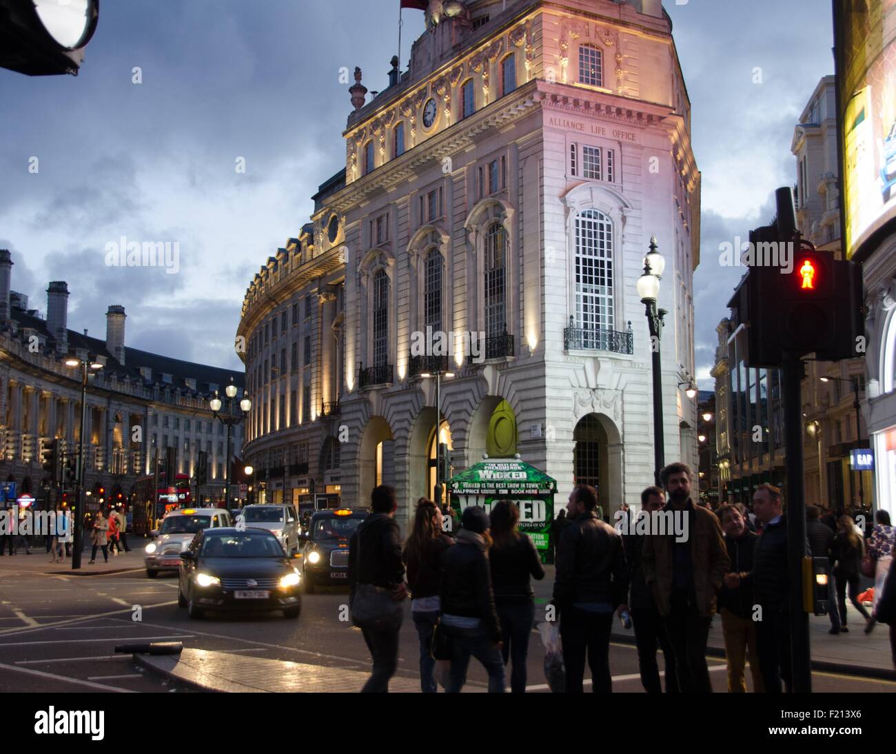 Beschäftigt Frühlingsabend Verkehr am Piccadilly Circus, London, UK. Stockfoto