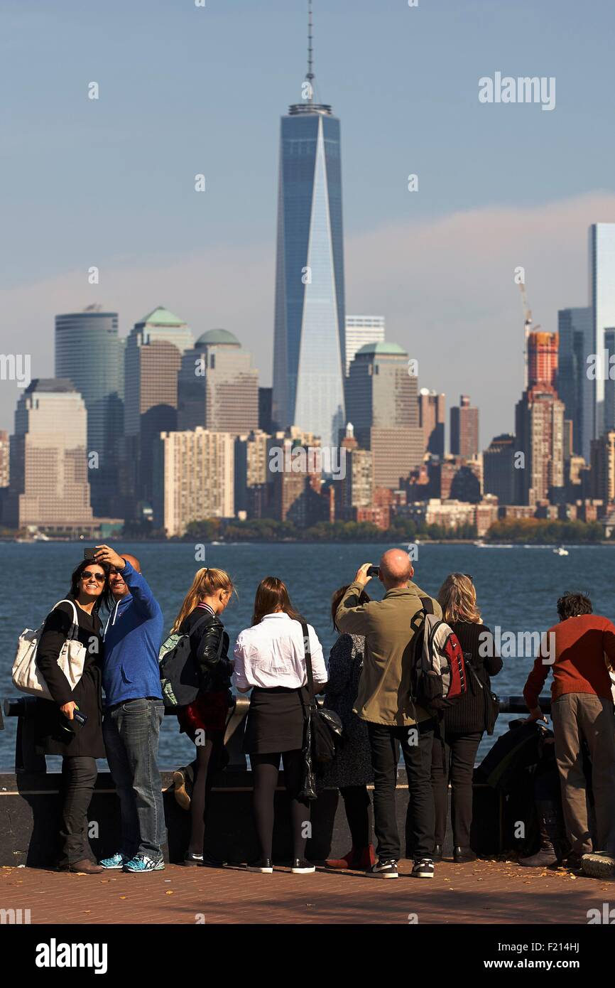 Vereinigte Staaten, New York, Manhattan, Ansicht von Lower Manhattan von Ellis Island bei Sonnenuntergang Stockfoto