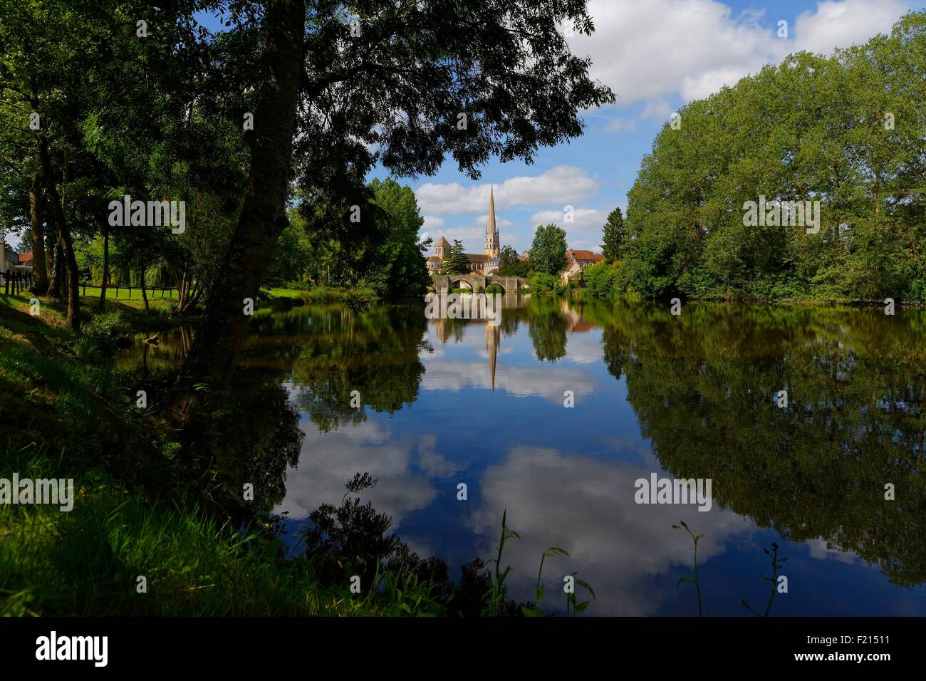 Vienne, Frankreich Saint Savin Sur Gartempe gesehen vom Fluss Gartempe Stockfoto