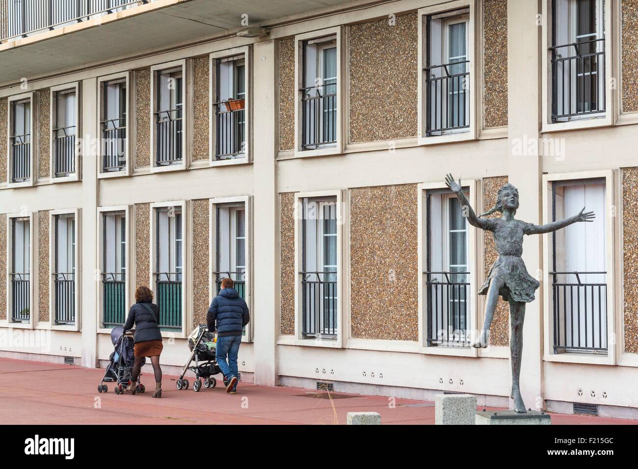 Frankreich, Seine Maritime, Le Havre, Stadtzentrum, Weltkulturerbe der UNESCO, Southampton Dock, Wanderer mit Skulptur von Dennis Smith genannt Spring Dance Stockfoto