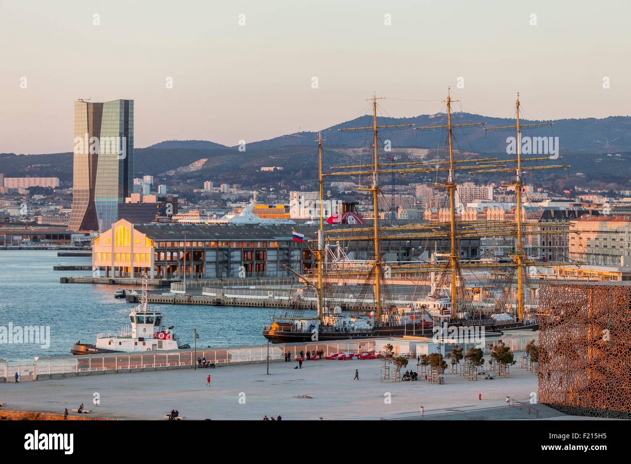 Frankreich, Bouches du Rhone, Marseille, J4, CMA CGM Turm Architektin Zaha Hadid, und die russischen Krusenstern Segelboot 4 Pole, der ältesten noch aktiven und eine der längsten in der Welt Stockfoto
