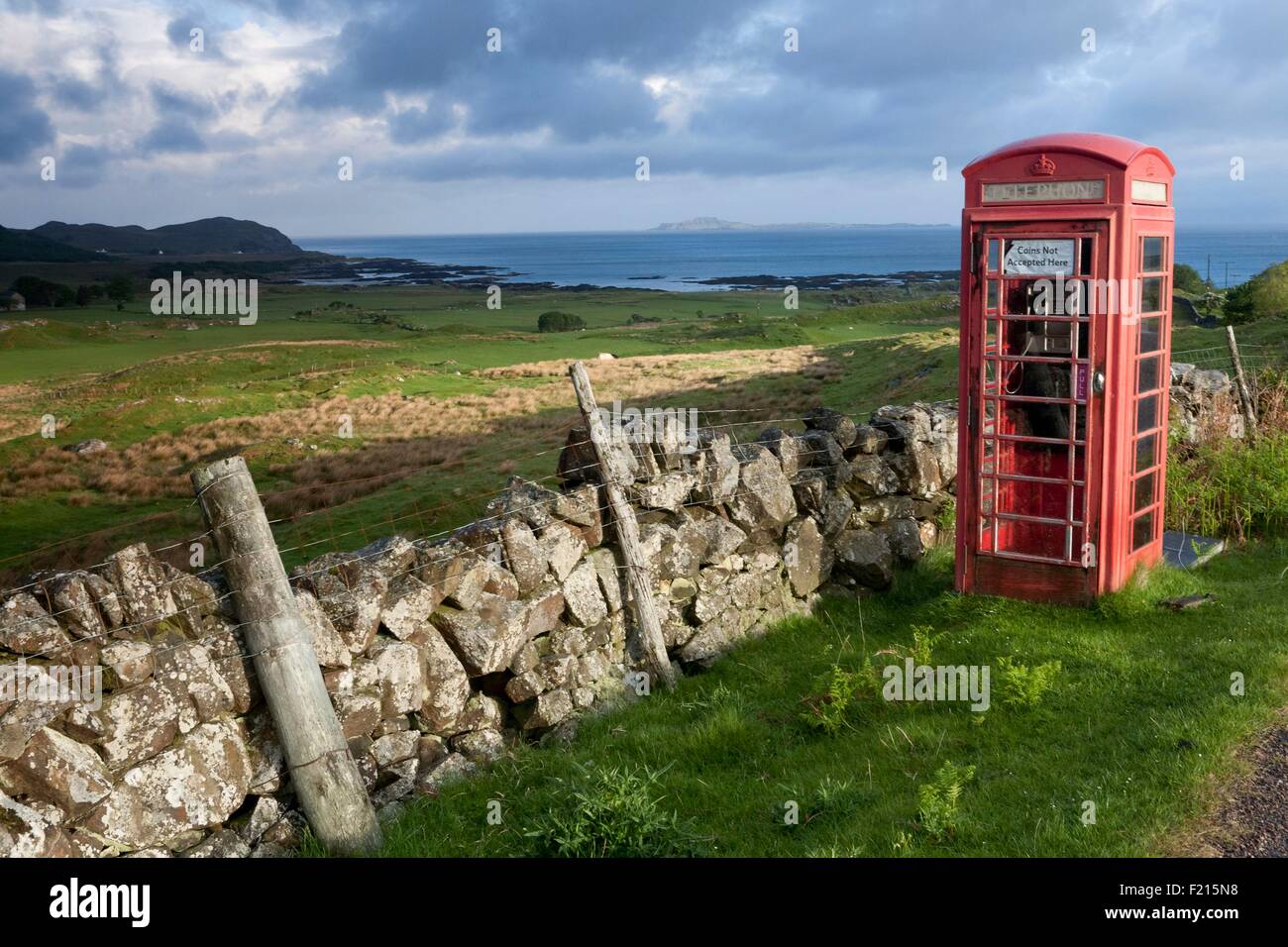 Großbritannien, Schottland, Ardnamurchan Halbinsel, Kilmory, alte rote phonecab Stockfoto