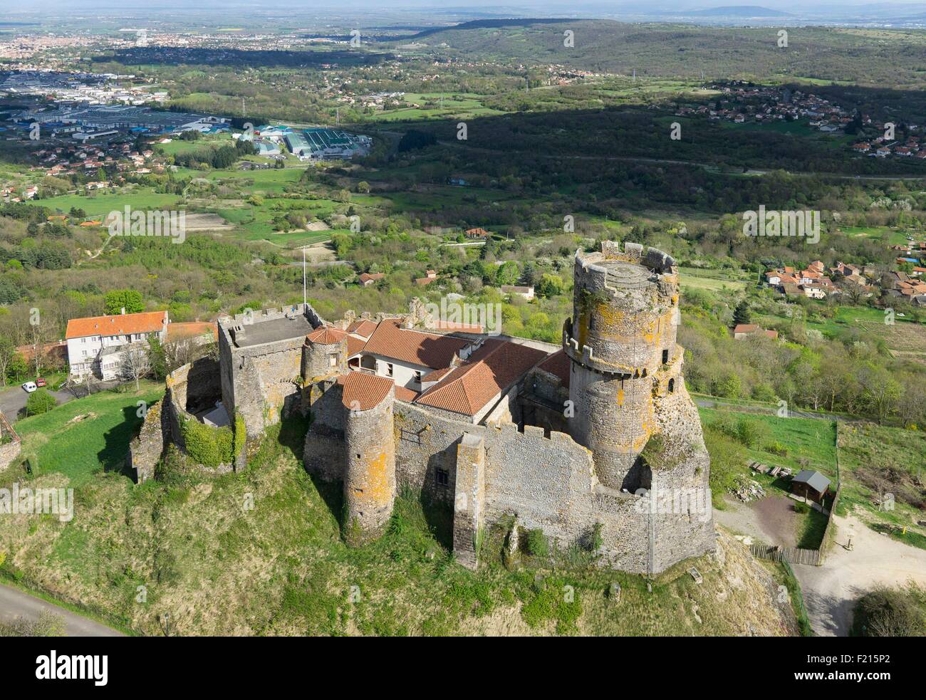 Frankreich, Puy de Dome, Volvic, Tounoel Burg (Luftbild) Stockfoto