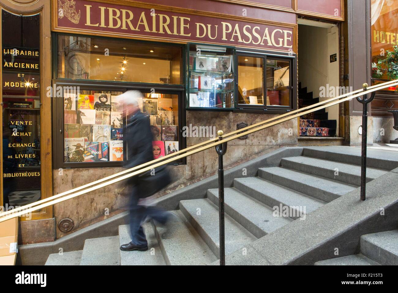 Frankreich, Paris, Passage Jouffroy, Menschen flanieren durch das Schaufenster der Librairie du Passage (Durchgang Buchhandlung) Stockfoto
