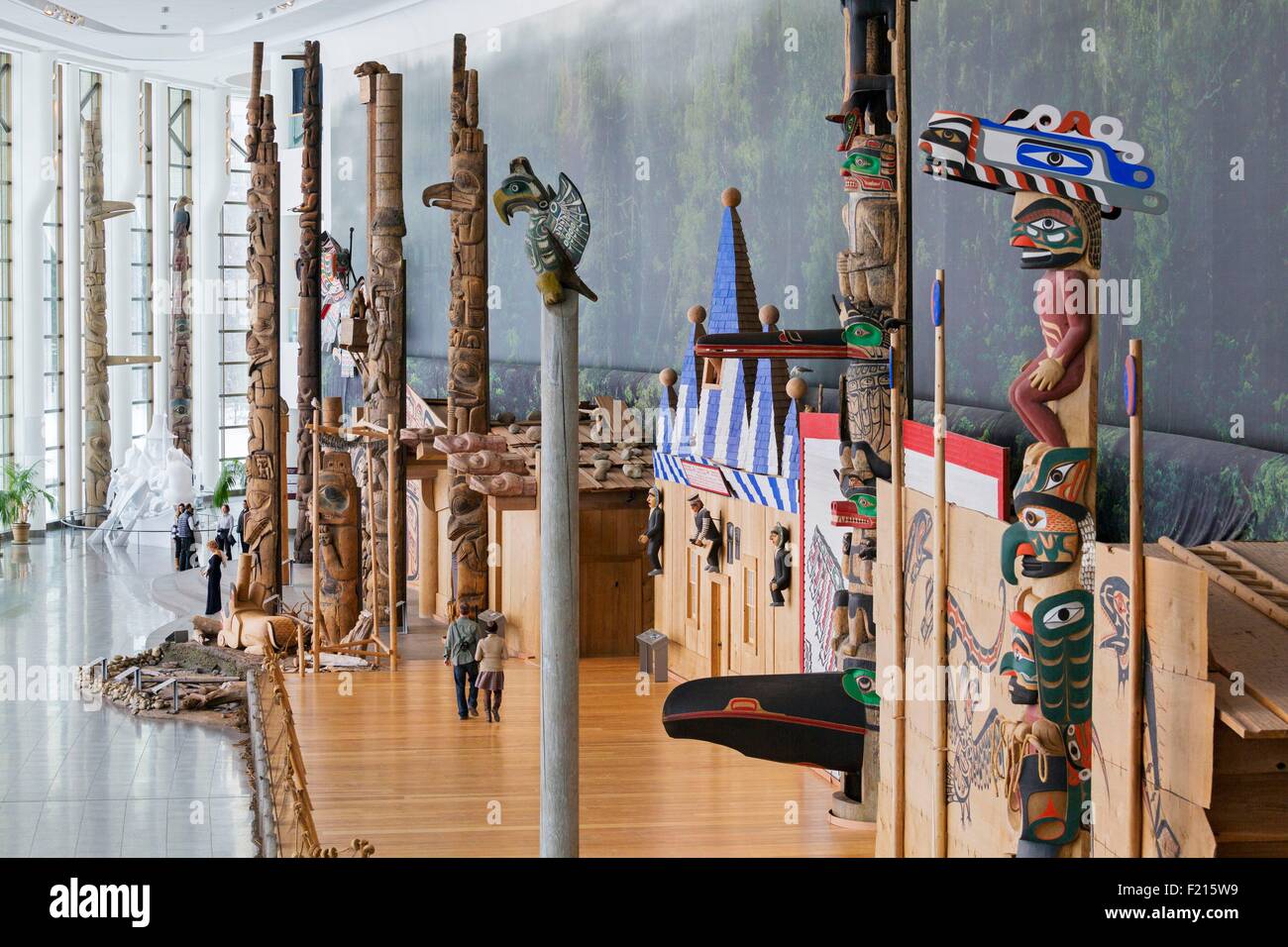 Kanada, Provinz Quebec, Outaouais, Gatineau, das Canadian Museum of History, ehemals Canadian Museum of Civilization, Grand Hall und seine Sammlung von Totem Pole Stockfoto