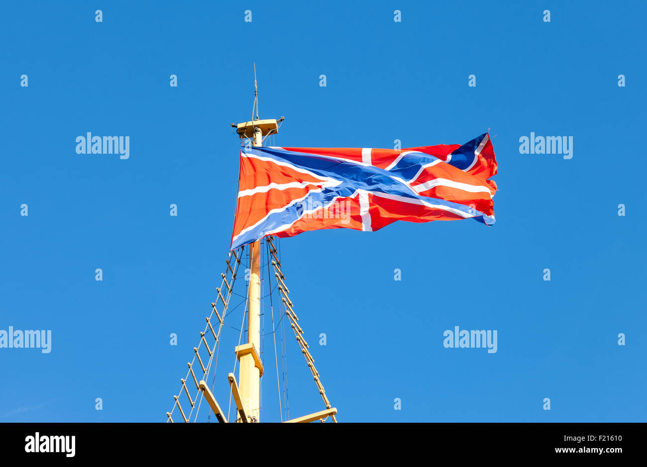 Leibeigene russische Marine Flagge an der Fahnenstange gegen blauen Himmel Stockfoto
