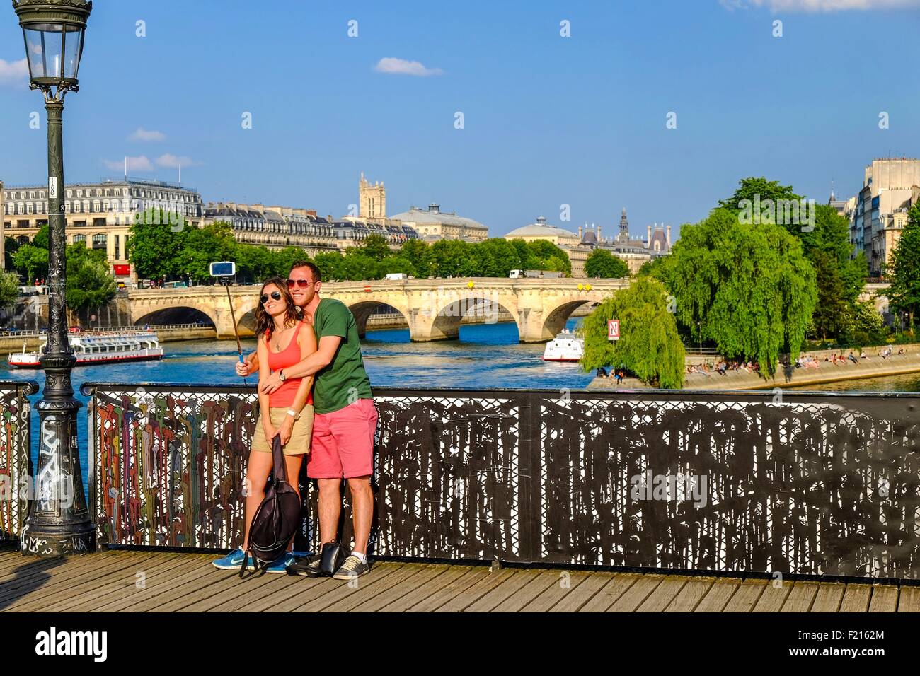Frankreich, Paris, Bereich aufgeführt als Weltkulturerbe der UNESCO, die Passerelle des Arts, temporären Verkleidungen für Geländer von street-Art dekoriert Stockfoto