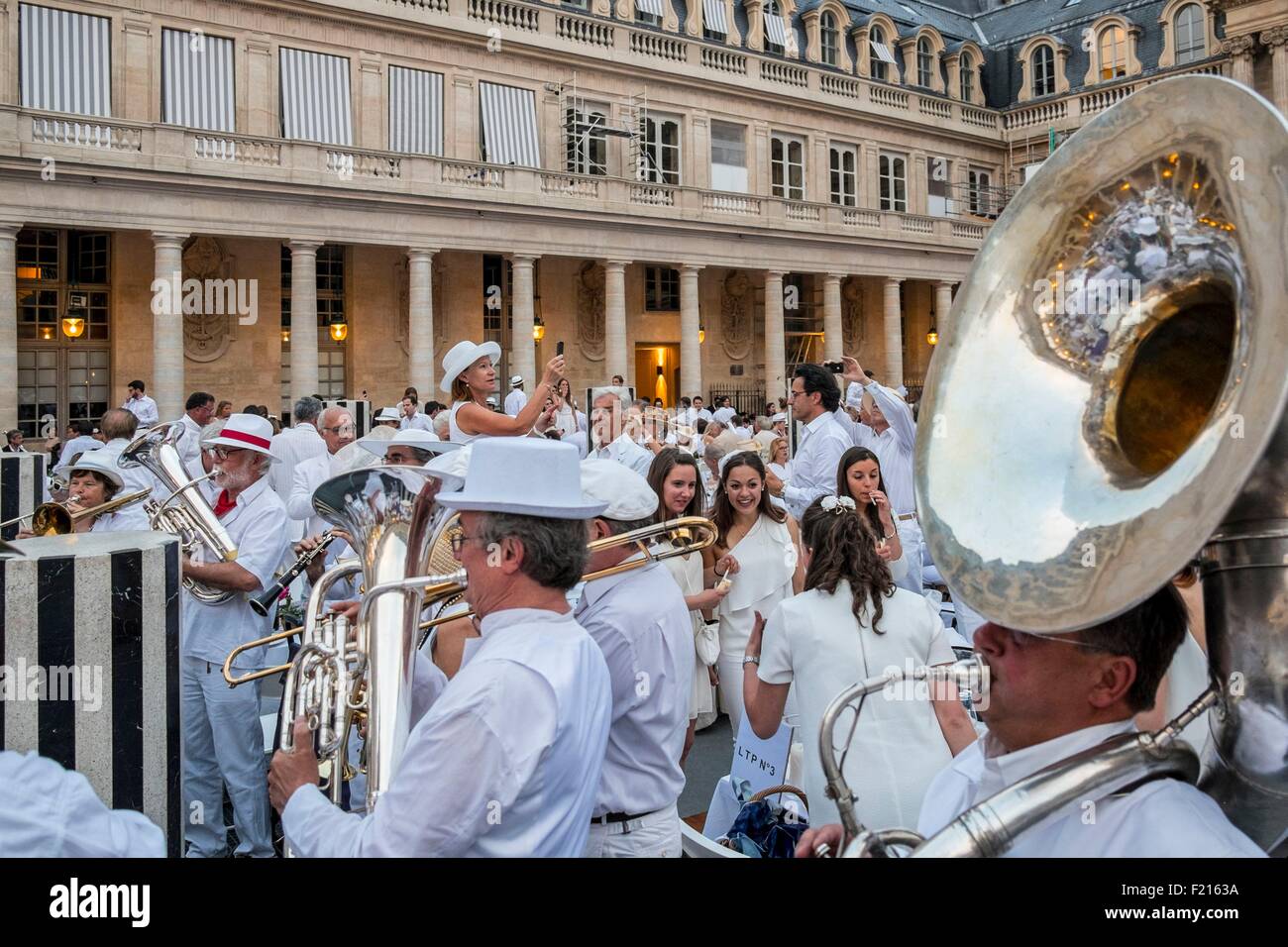 Frankreich, Paris, Palais Royal (Königlicher Palast), die White Night findet statt an einem geheimen Ort zeigte im letzten Moment ein Donnerstag im Juni Stockfoto