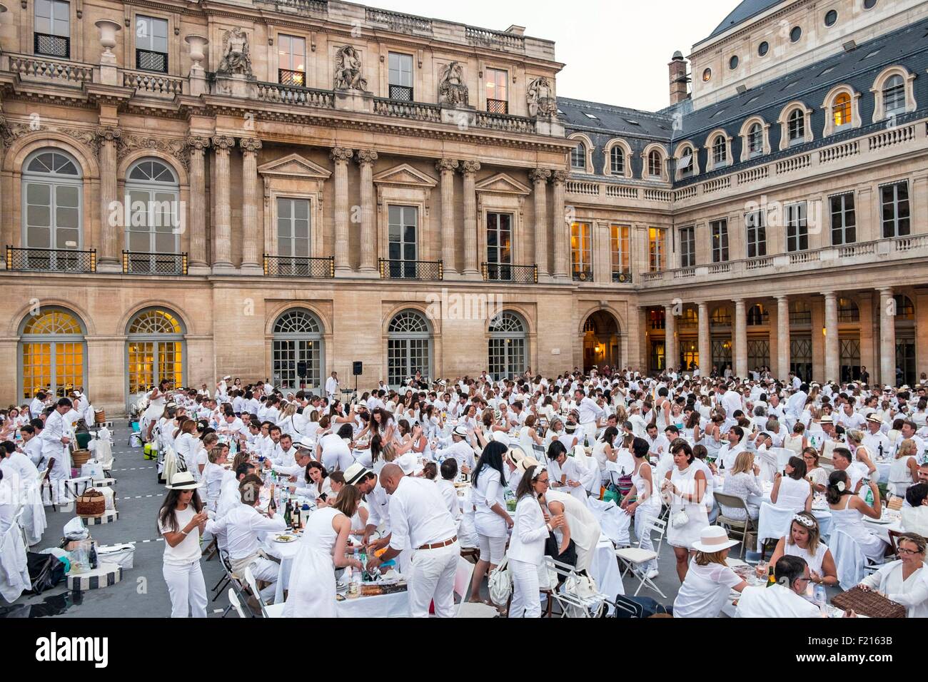 Frankreich, Paris, Palais Royal (Königlicher Palast), die White Night findet statt an einem geheimen Ort zeigte im letzten Moment ein Donnerstag im Juni Stockfoto