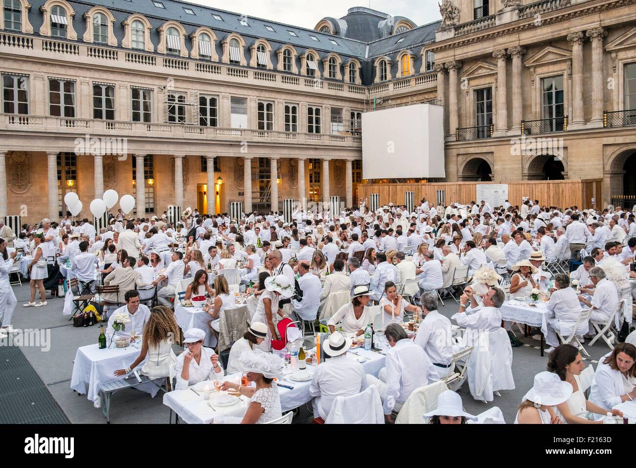 Frankreich, Paris, Palais Royal (Königlicher Palast), die White Night findet statt an einem geheimen Ort zeigte im letzten Moment ein Donnerstag im Juni Stockfoto