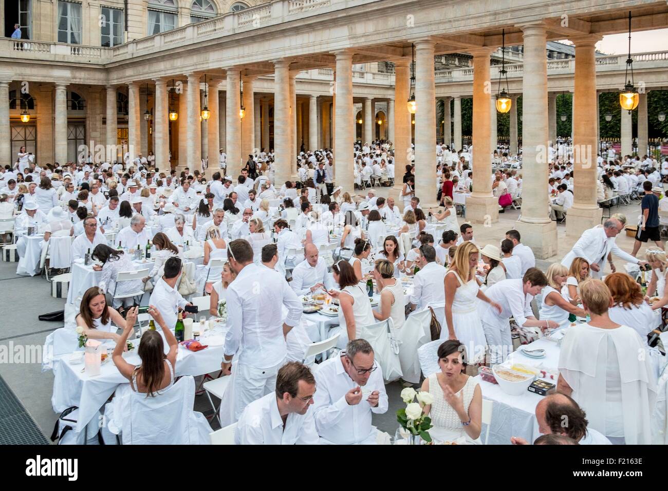Frankreich, Paris, Palais Royal (Königlicher Palast), die White Night findet statt an einem geheimen Ort zeigte im letzten Moment ein Donnerstag im Juni Stockfoto