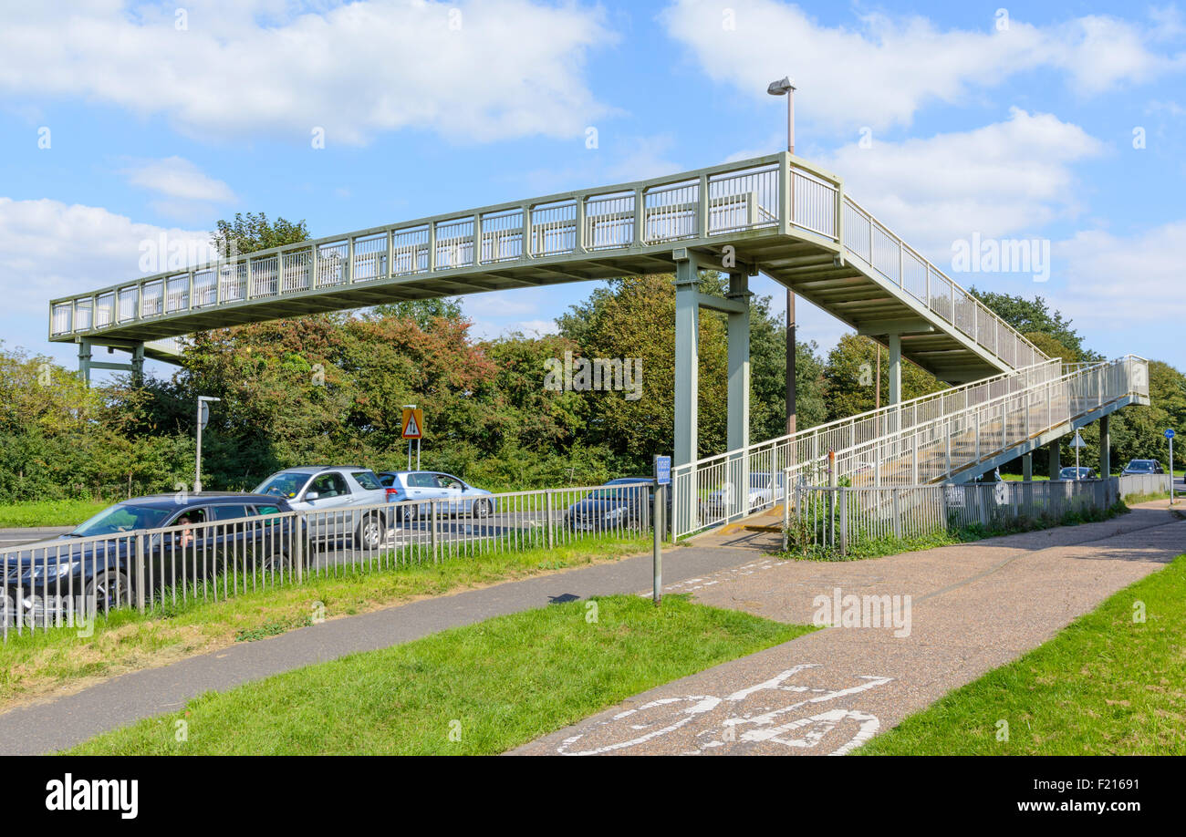 Fußgängerbrücke über die A259 Hauptstraße in Großbritannien. Stockfoto