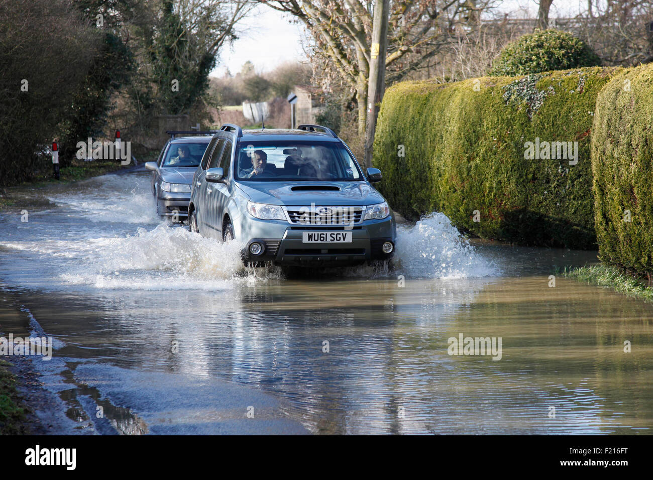 Klima, Wetter, Hochwasser, Autos fahren durch Hochwasser. Stockfoto