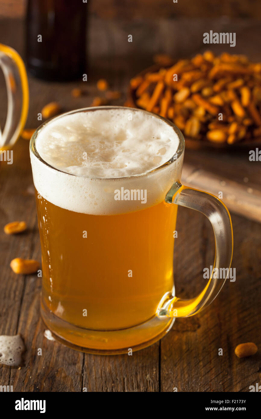 Goldene Bier in einem Glas-Stein für Oktoberfest Stockfoto