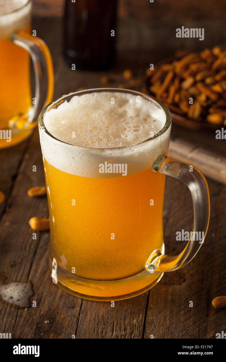 Goldene Bier in einem Glas-Stein für Oktoberfest Stockfoto