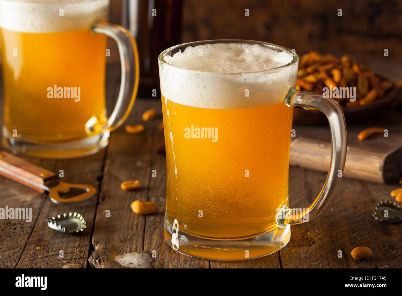 Goldene Bier in einem Glas-Stein für Oktoberfest Stockfoto