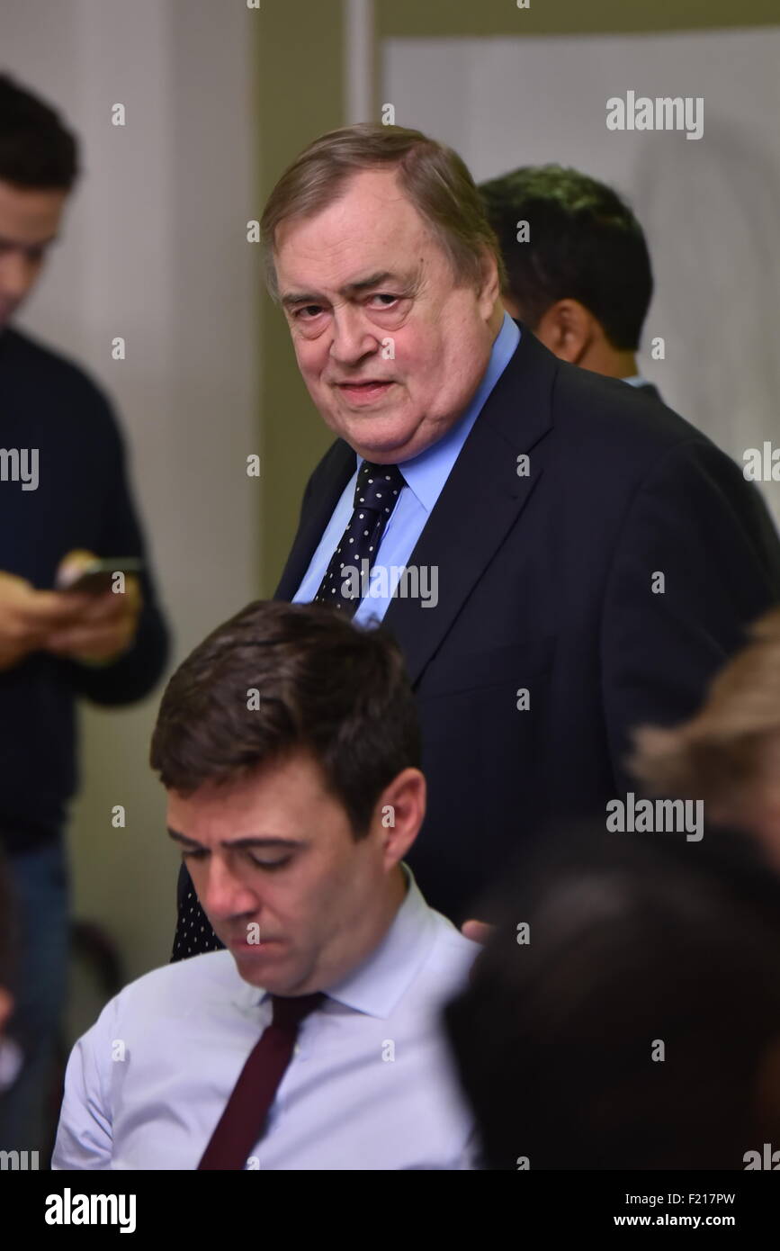 London, UK. 9. September 2015. Formale stellvertretender Premierminister John Prescott, Andy Burnham für ein Labour-Chef macht einen letzten Tag des Telefon-banking an der Abbey Centre, Westminster, London. Bildnachweis: Siehe Li/Alamy Live News Stockfoto