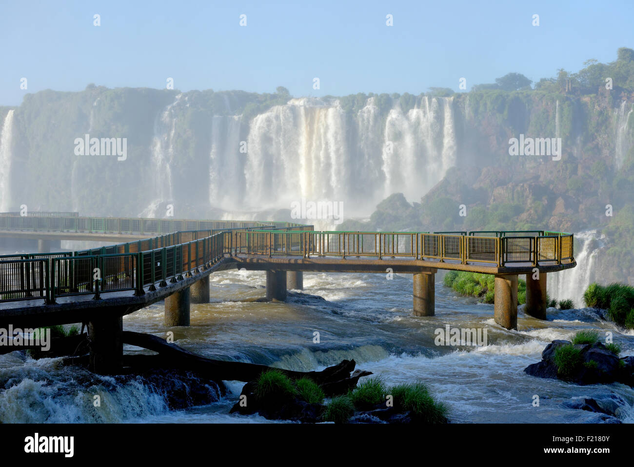 Anzeigen von Gehweg über Iguacu Wasserfälle von Brasilien Seite, Foz De Iguaçu, Brasilien, Südamerika Stockfoto