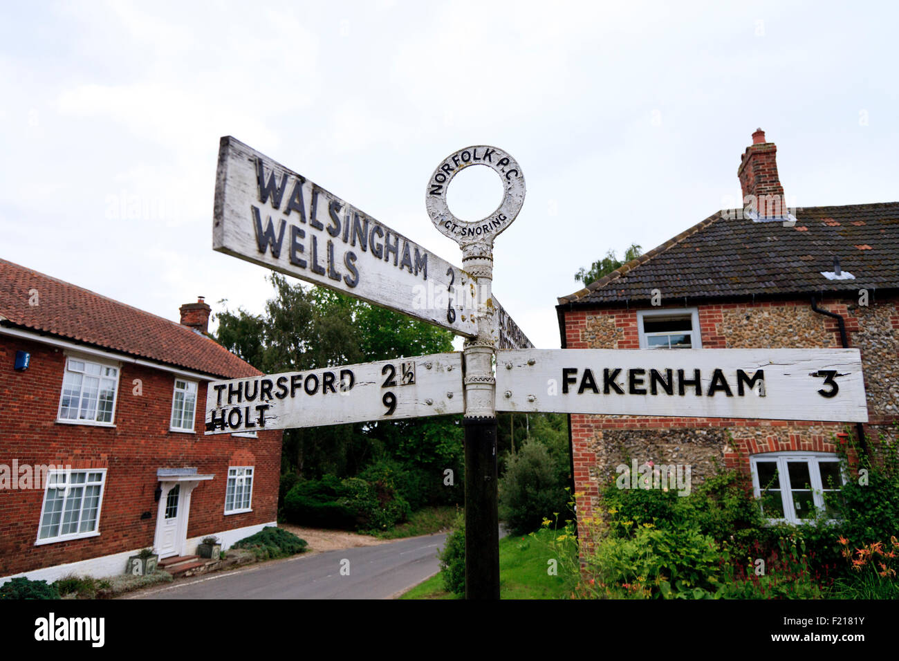Traditionelle Wegweiser im Dorf große Schnarchen in Norfolk, England Stockfoto