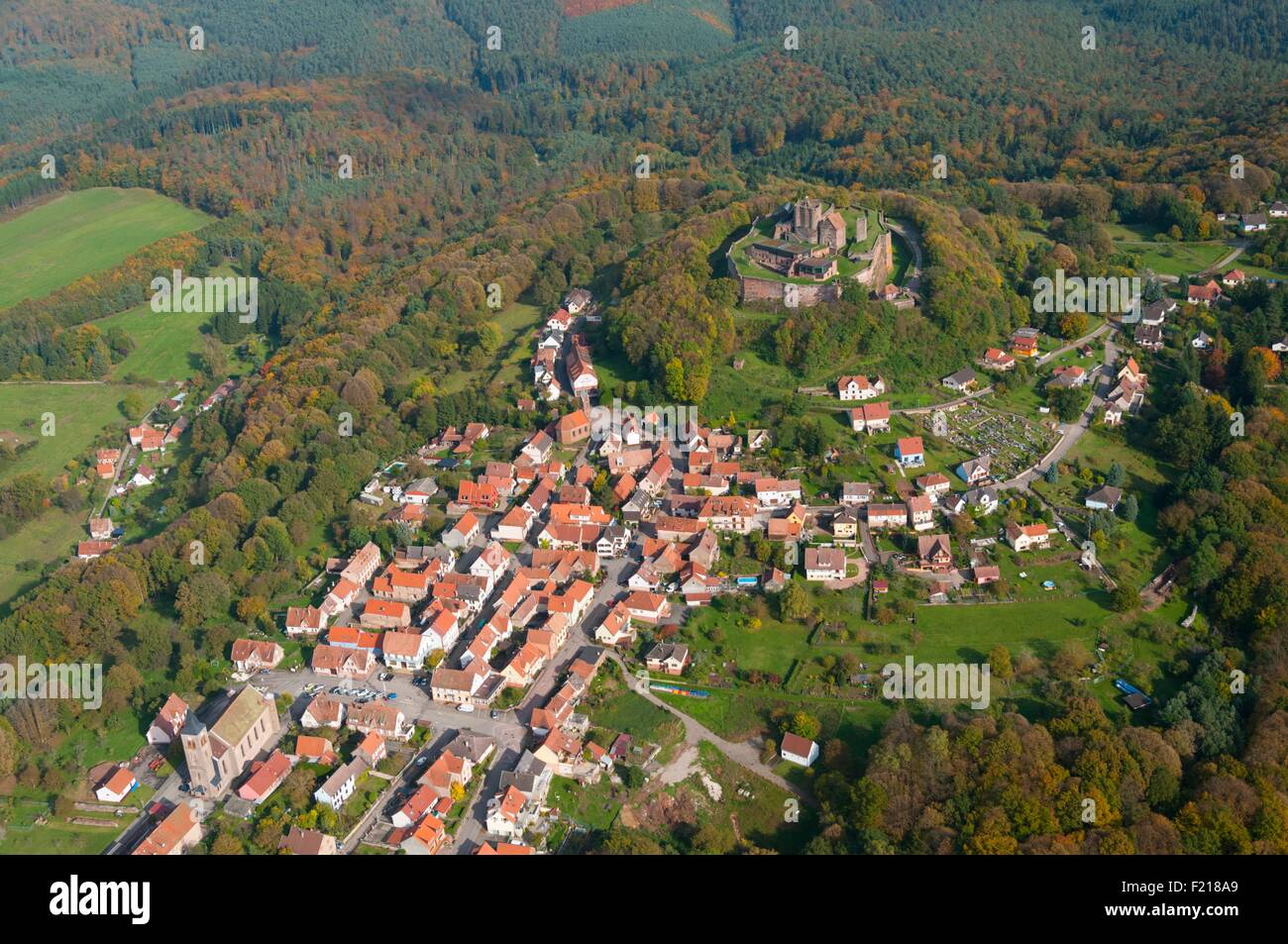 Frankreich, Bas Rhin (67), Dorf Lichtenberg und Burg (Luftaufnahme) Stockfoto