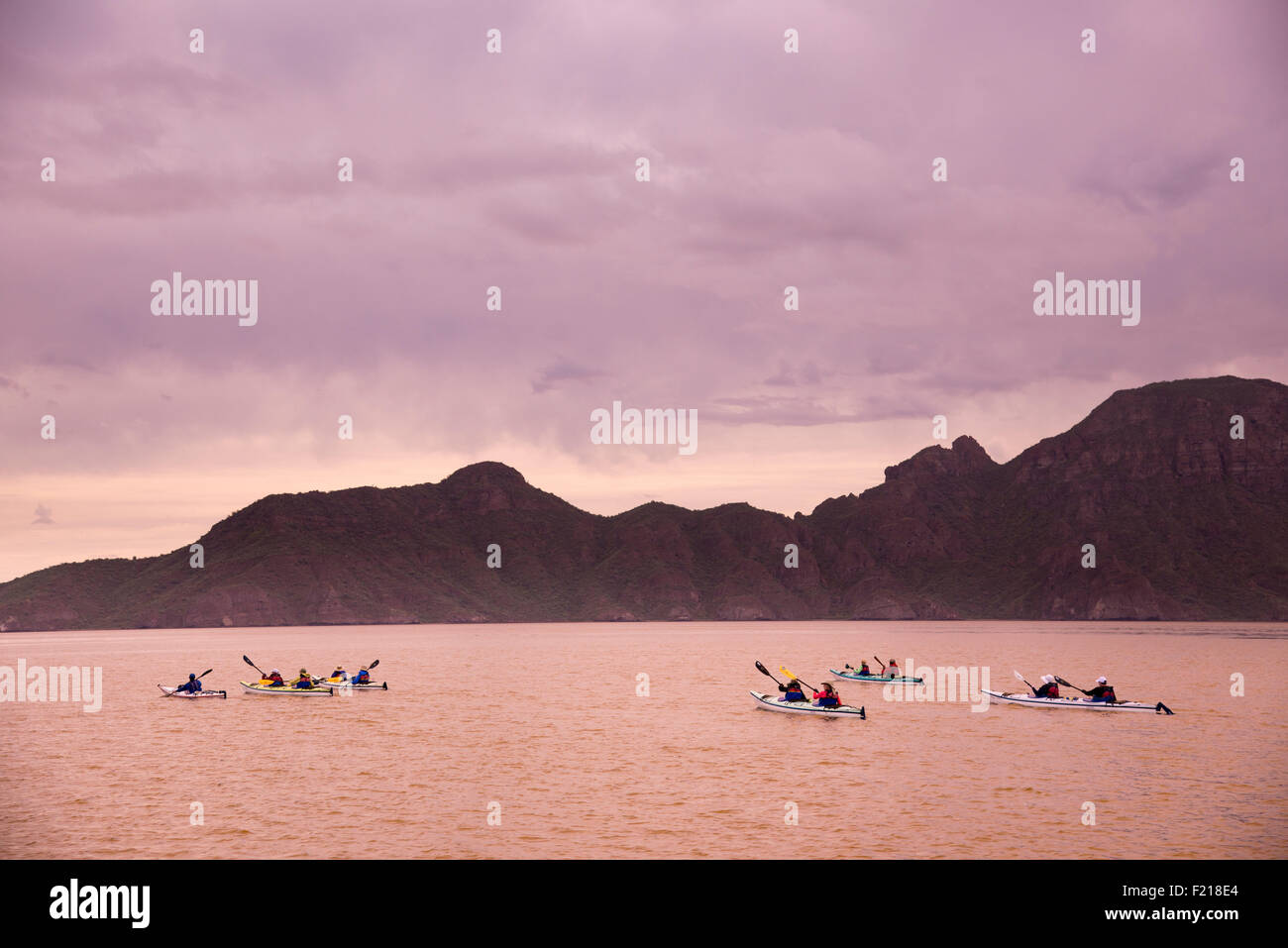 Loreto, Baja, Mexiko. Touristen an bewölkten Tag Kajakfahren. Stockfoto