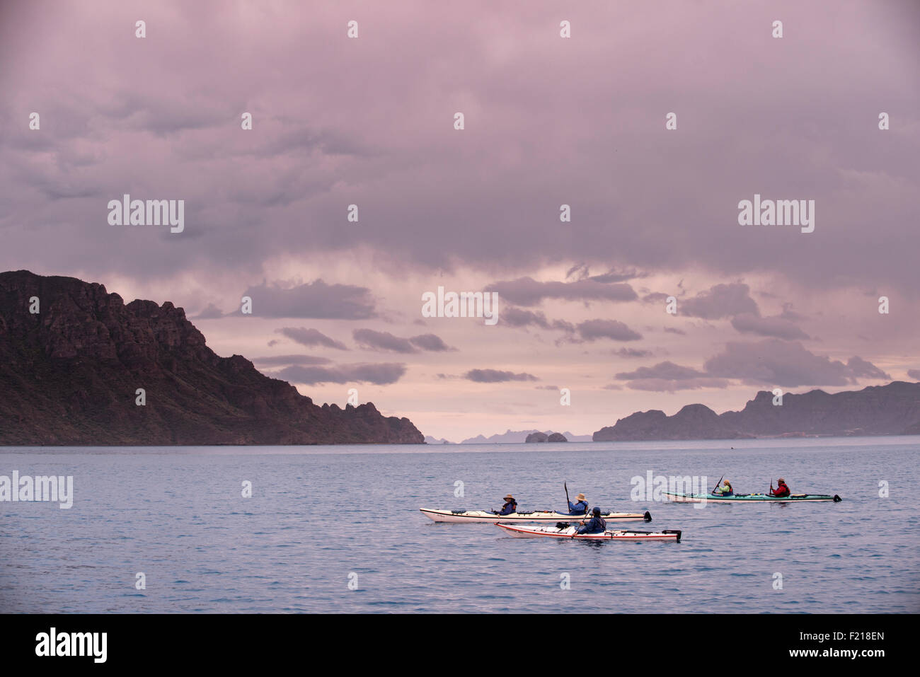 Loreto, Baja, Mexiko. Touristen an bewölkten Tag Kajakfahren. Stockfoto