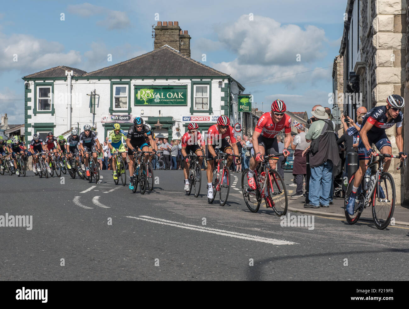 Das Hauptfeld der 2015 Clitheroe Tour of Britain als es durchläuft. Stockfoto