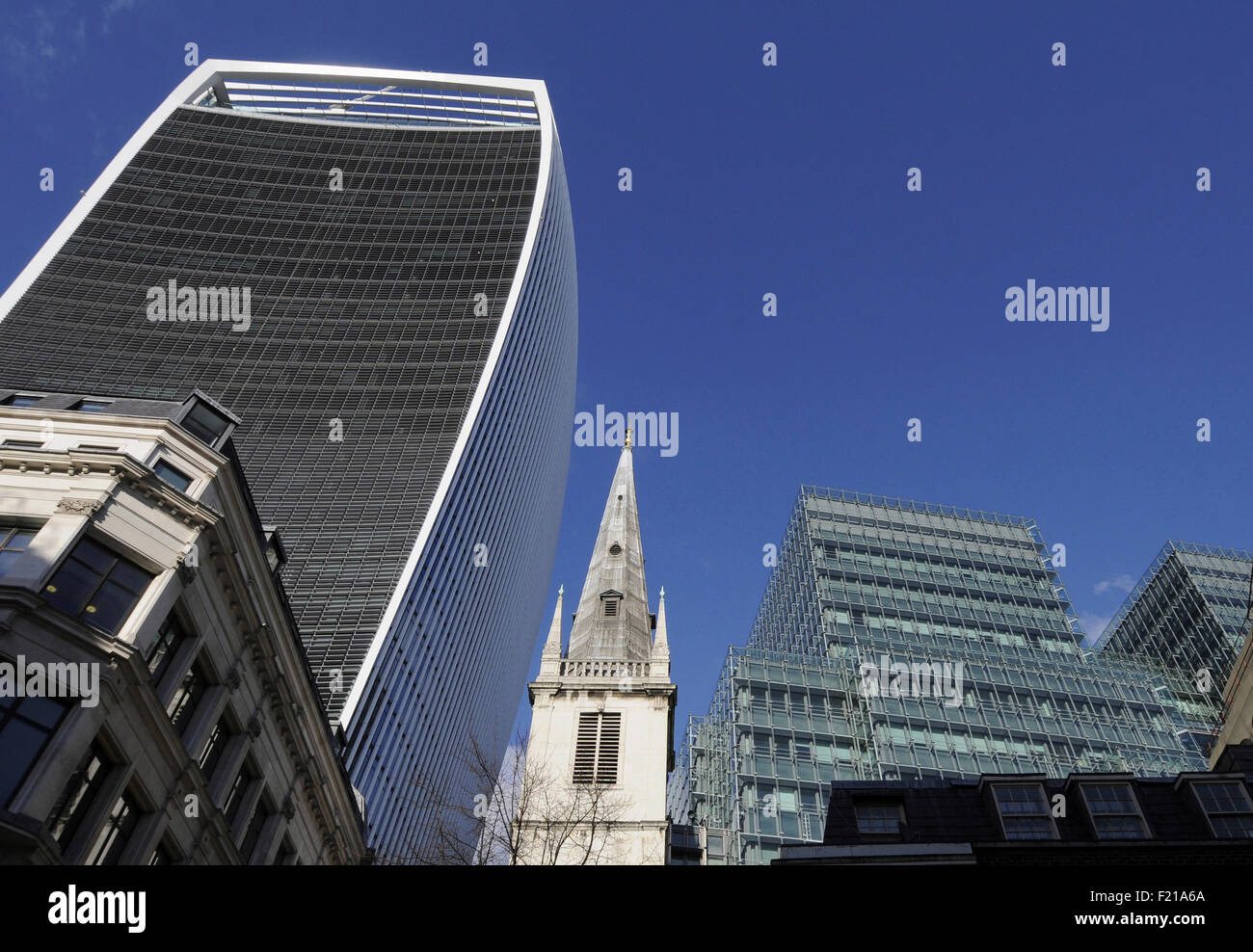 England, London, St. Margaret Pattens Kirche Rood Lane mit dem Walkie Talkie Building im Hintergrund. Stockfoto