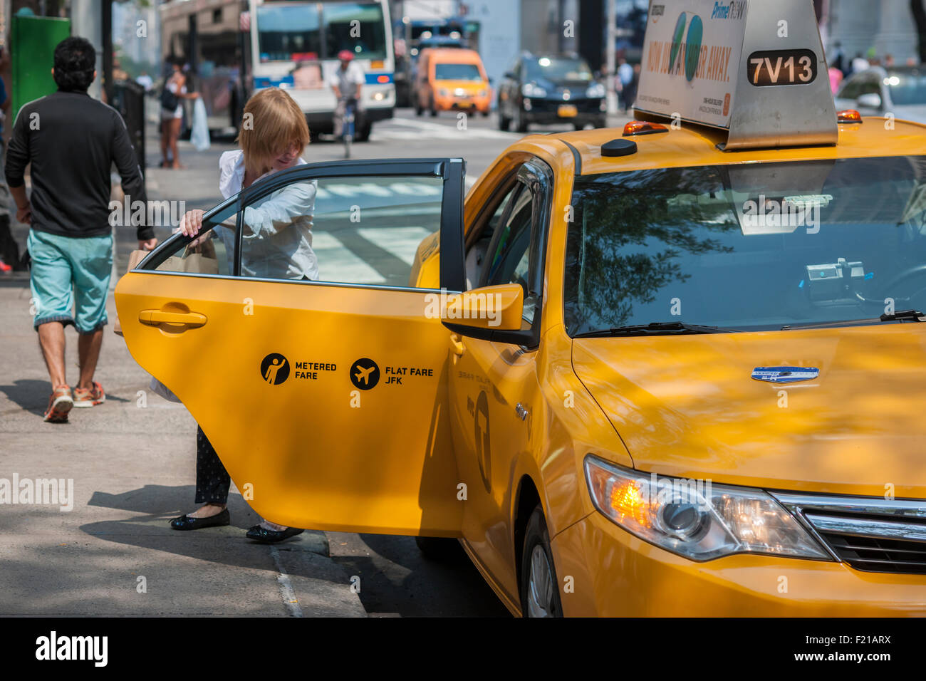 Ein Passagier wird ein Taxi auf der Fifth Avenue in New York auf Donnerstag, 3. September 2015 beendet. Aufgrund der ansteigenden Uber und andere apps gesunken Taxi Medaillons in Wert ungefähr $900.000 mit Kredit Ausfallquoten auf dem Vormarsch. Die Melrose Credit Union hat $ 168 Millionen in Ausfallquoten ab Mai 2015, während im Januar 2014 es nur 32.000 hatte $. In den nächsten sechs Monaten hat Melrose $ 212 Millionen in Reifung Darlehen, die viele Besitzer nicht in der Lage zu zahlen sein werden.   (© Richard B. Levine) Stockfoto