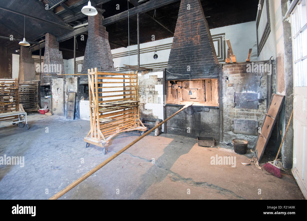 Mexiko, Santa Rosalia. Panaderia El Boleo. Bild von drei großen Öfen. Stockfoto