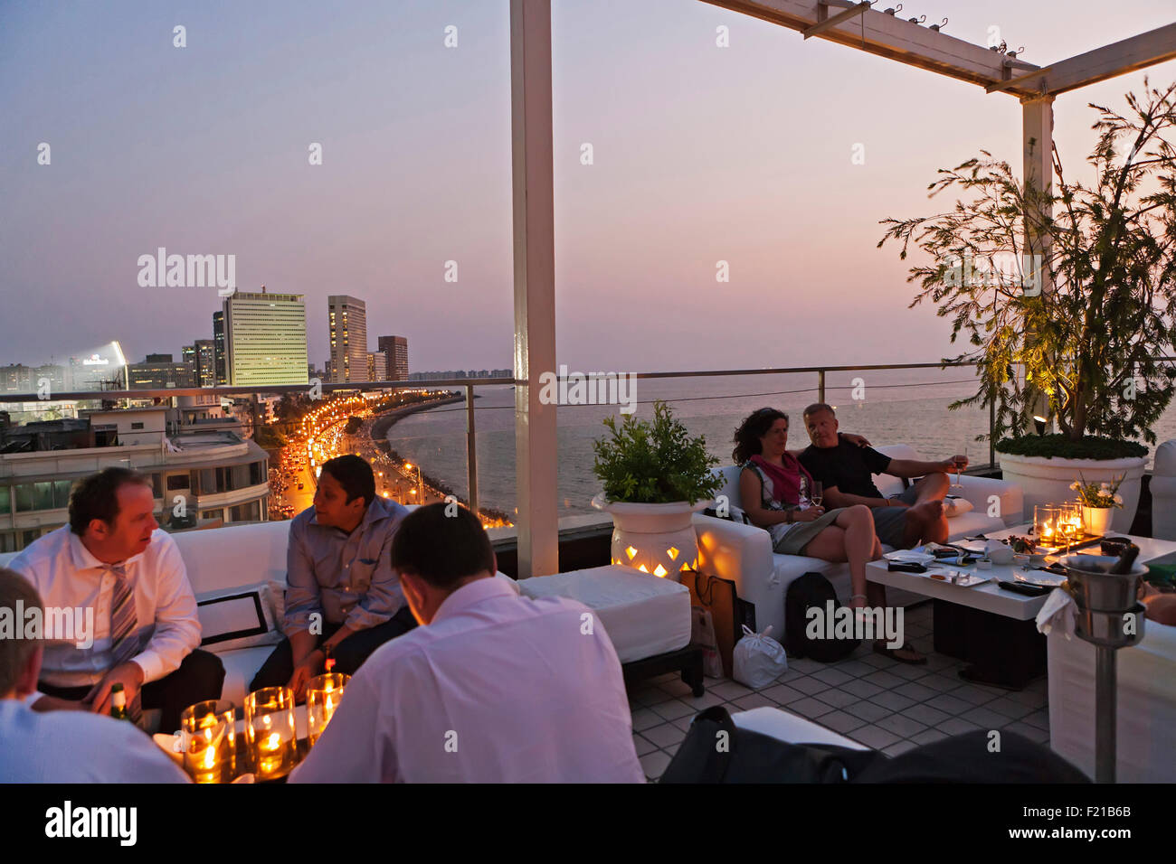 Indien Maharashtra Mumbai Menschen Die Einen Drink Bei Sonnenuntergang Auf Der Dachterrasse Des Hotel Intercontinental Am Marine Drive Stockfotografie Alamy indien maharashtra mumbai menschen