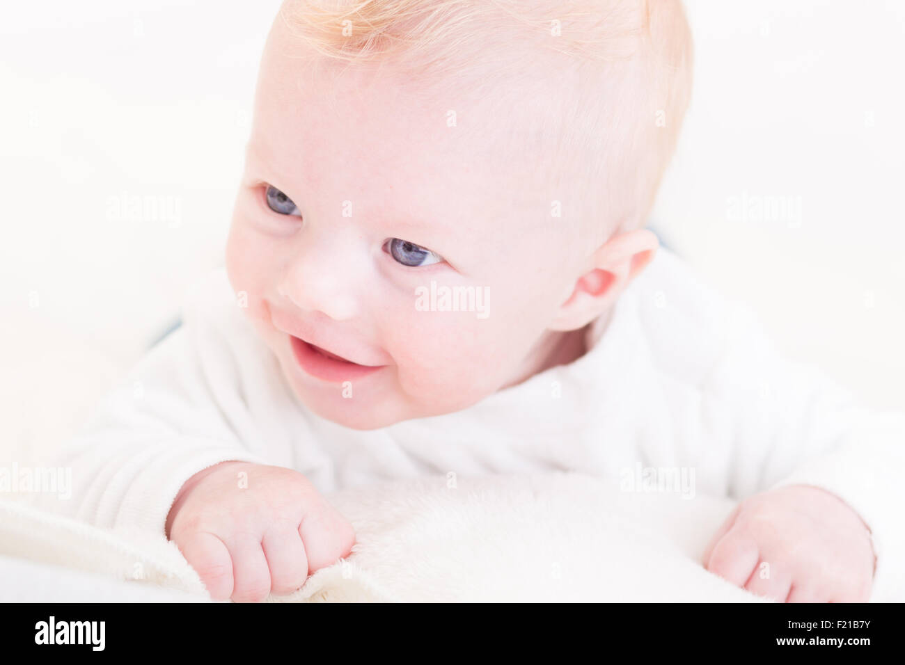 Baby mit Plüschtier. Stockfoto