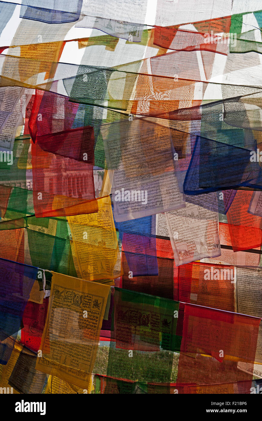 Indien, Bihar, Bodhgaya, buddhistische Gebetsfahnen auf dem Gelände des Mahabodhi-Tempel. Stockfoto