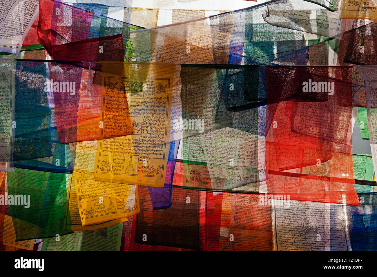 Indien, Bihar, Bodhgaya, buddhistische Gebetsfahnen auf dem Gelände des Mahabodhi-Tempel. Stockfoto