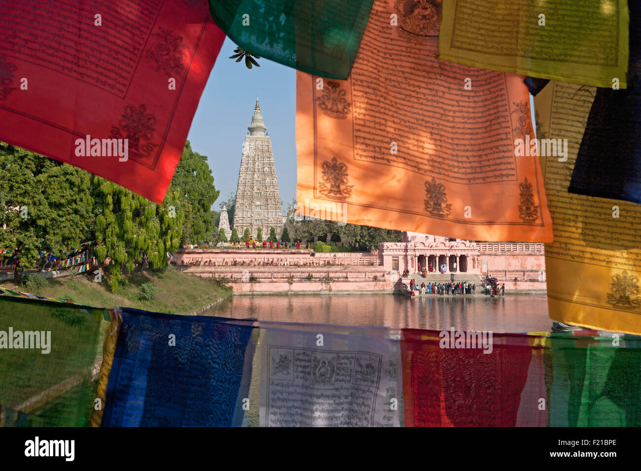Indien, Bihar, Bodhgaya, umrahmt von bunten buddhistische Gebetsfahnen Mahabodhi-Tempel. Stockfoto