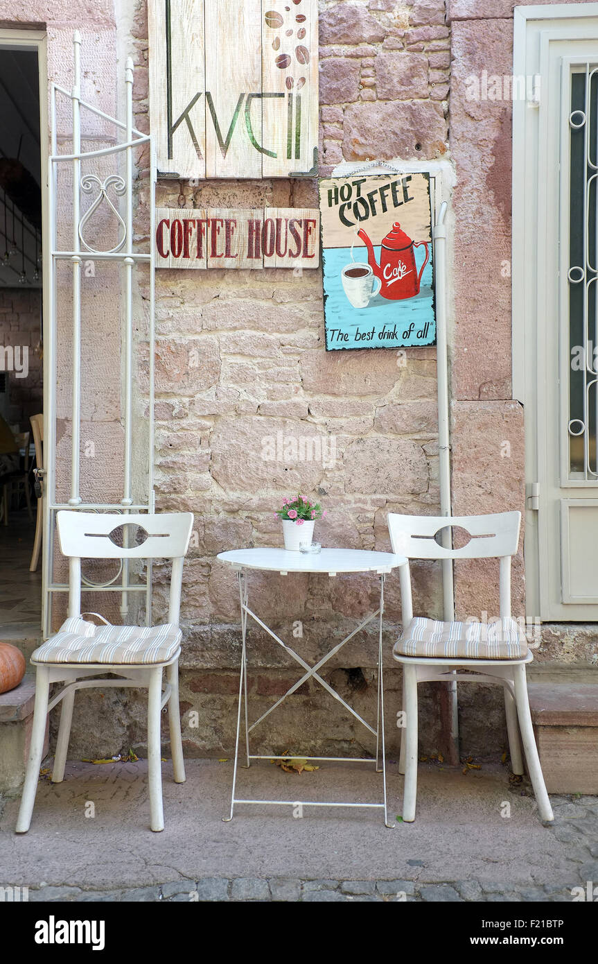 Stühle und Tisch außerhalb einen kleinen Coffee shop Stockfoto