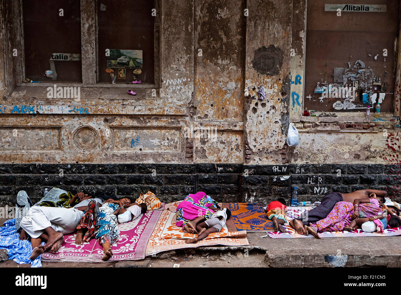 Indien, Maharashtra, Mumbai, schlafen obdachlose Familien auf einem schmutzigen Pflaster in Colaba, zentrale Bombay. Stockfoto