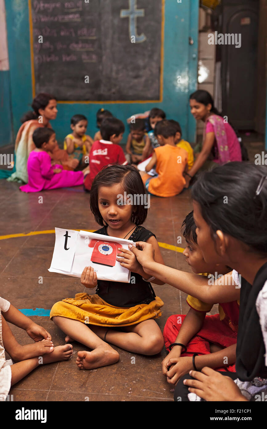 Indien, Mumbai, Maharashtra, Muskan, was bedeutet, "smile" in Hindi, Kindergarten im Slum Dharavi, von NGO kümmert sich Realität geführt. Stockfoto