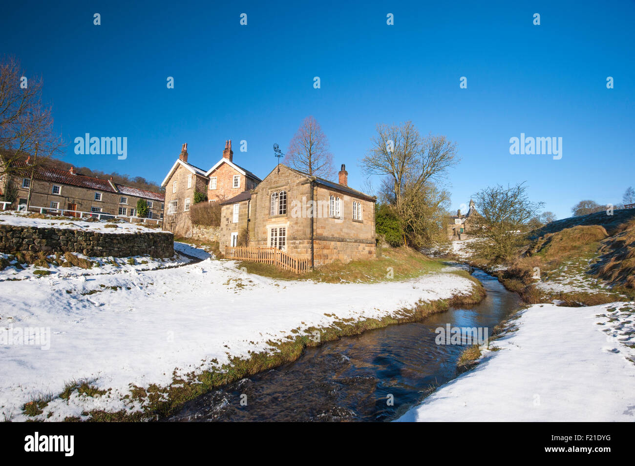 Querformat einer ländlichen englischen Landschaft Dorf Szene mit traditionellen Hütten und stream Stockfoto